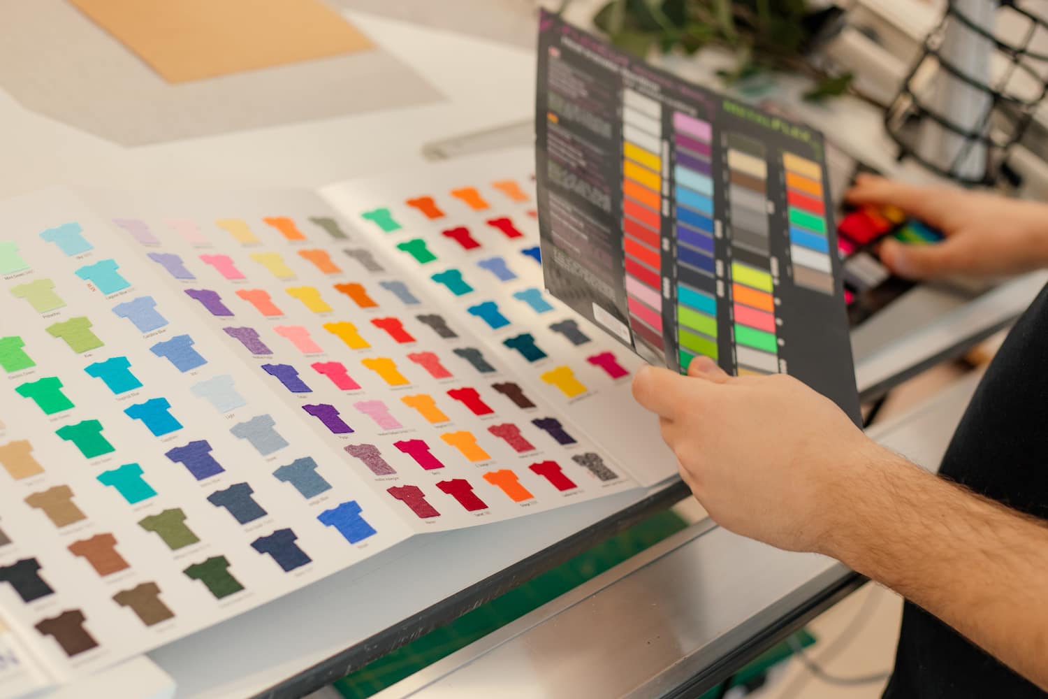 Auswahl der möglichen Flockfarben für den Textildruck im Büro Lichtenfels