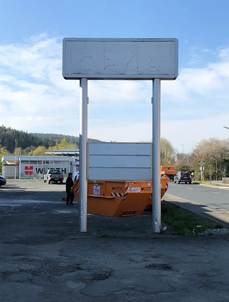 Der "alte" Pylon des ASB Kronach. Früher leuchtete hier die Werbung des Autohaus Eisenträger Kronach. 